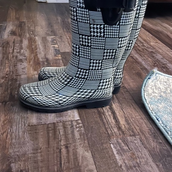 Stylish houndstooth & check Black and White Women's knee high Rain Boots Size 8 - Picture 4 of 5